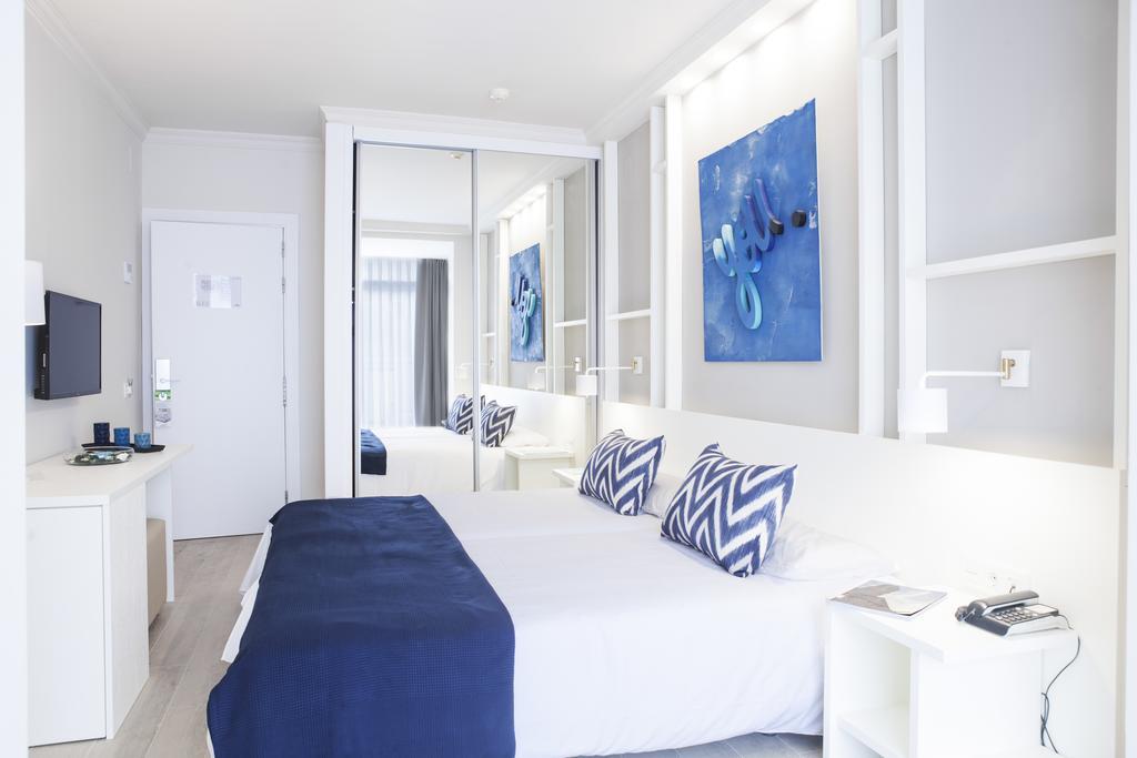 Chambre Double ou Lits Jumeaux - Vue sur Piscine